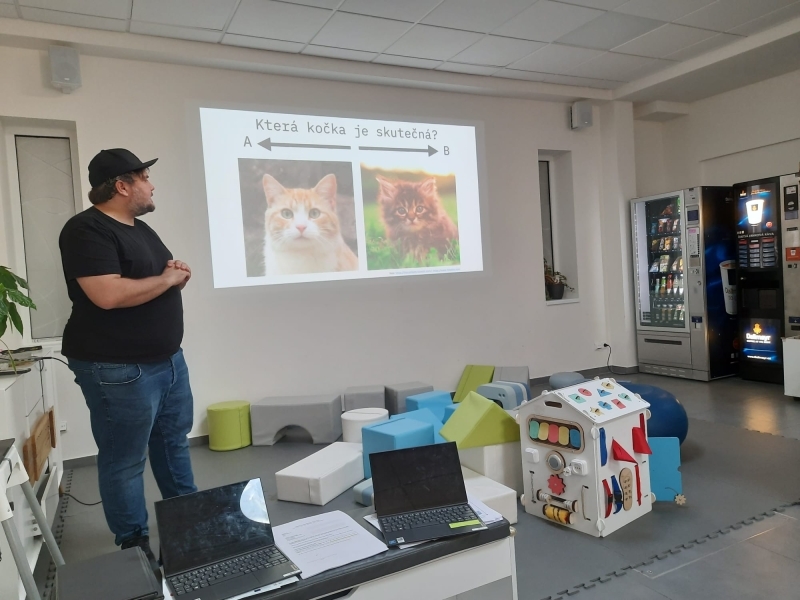 Syntetický mindset aneb jak AI proměňuje realitu, kterou žijeme. Výzva teenagerům - přijď na pizzu a povídání o AI s Michalem Kučerákem.
