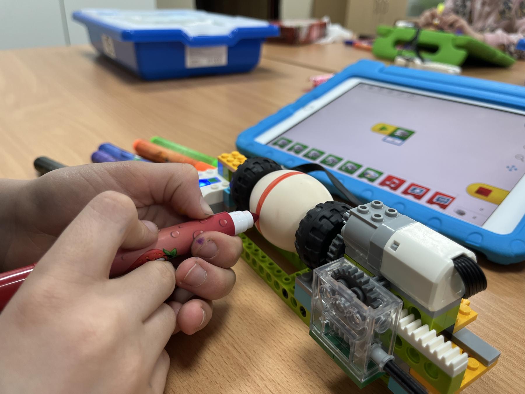 Velikonoční zdobení vajíček s LEGO WeDo