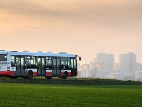Do Třebonic po dobu výluky jen linkou 352.  Do 10. srpna oprava komunikace mezi Řeporyjemi a Ořechem.