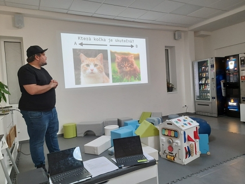 Syntetický mindset aneb jak AI proměňuje realitu, kterou žijeme. Výzva teenagerům - přijď na pizzu a povídání o AI s Michalem Kučerákem.