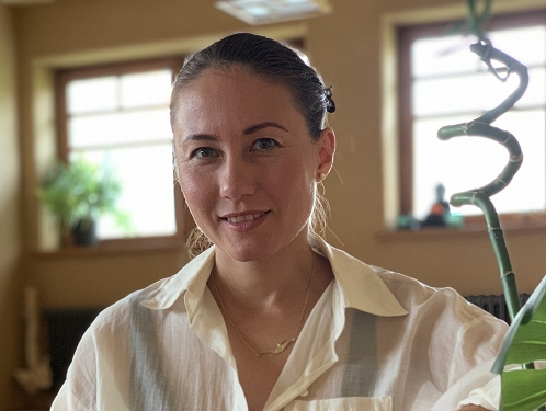 Lekce jemné jógy a teens yogy v prostorech Avaloky 5 min od metra Luka, každý čtvrtek.