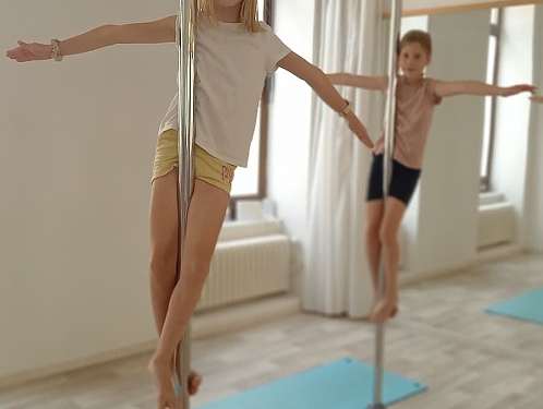 Pole dance není jen pro sportovce. Začít může opravdu každý!