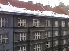 Hlavní město doporučuje lidem obezřetnost kvůli nebezpečí pádu sněhu ze střech