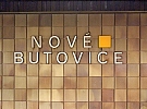 Náhradní doprava XB v úterý ráno: pád nevidomé ženy a jejího vodícího psa do kolejiště ve stanici Nové Butovice