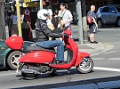 Ve většině vyhrazených pruhů v Praze již mohou jezdit i motorkáři