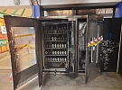 Poznáte z videa muže, který zapálil automat na kávu u stanice metra Luka?