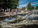 Paddleboardové závody na divoké vodě v Troji