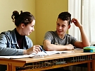 Dřívka od nanuků, barevné kelímky. Učitelé kutnohorského gymplu proměňují výuku