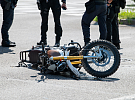 K sobotní nehodě motocyklu s osobním vozem na Nových Butovicích vzlétl vrtulník LZS