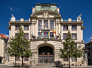 Hlavní město hledá nový vánoční strom. Z loňského smrku vznikly lavičky či voliéra pro Dětské centrum Paprsek