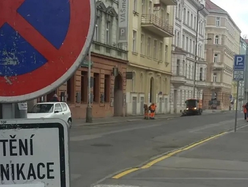 Jarní úklid pražských vozovek a chodníků