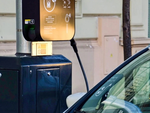 Praha podpoří v rámci obnovy veřejného osvětlení další rozvoj nabíjecí infrastruktury pro elektromobily částkou 100 milionů korun